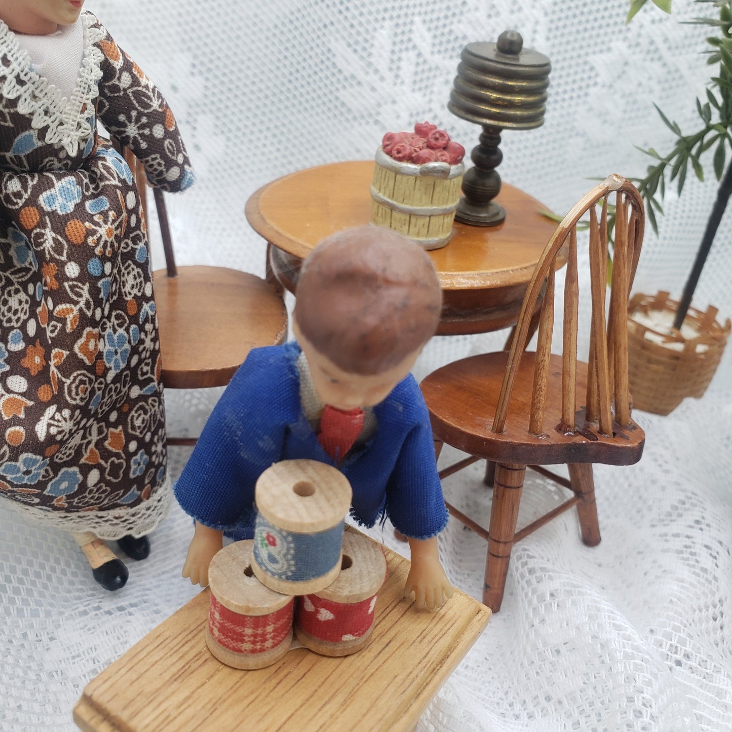 Dollhouse Lot 1:12 ~ Table and chairs and more!