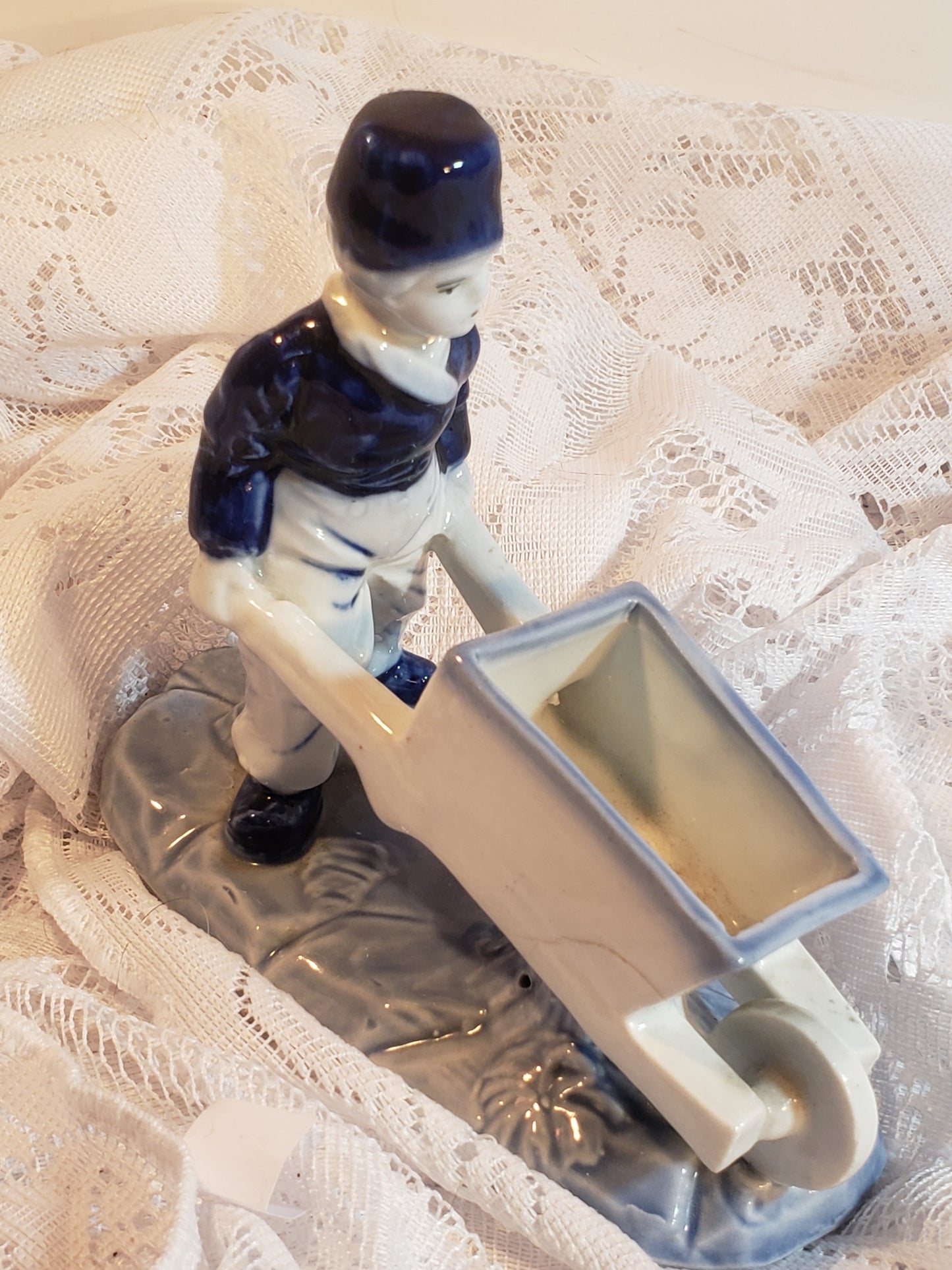 Delft Blue Boy pushing wheel barrel - Holland 2392