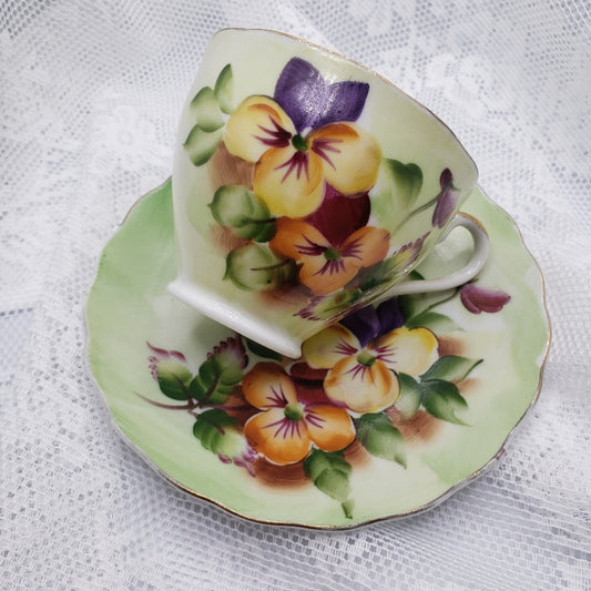 Stunning Vintage Tea Cup